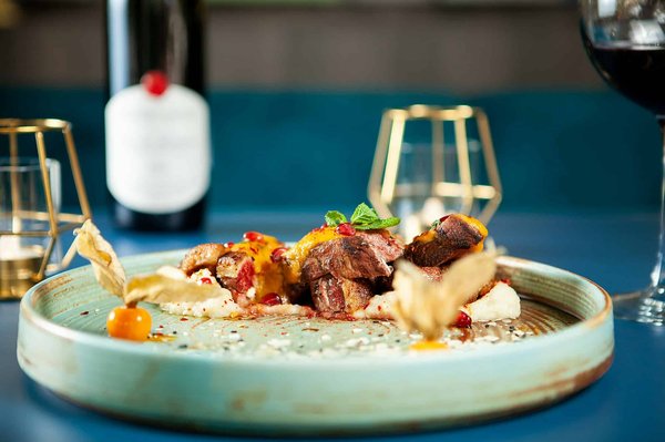 Comment découvrir les traditions de la cuisine méditerranéenne en Grèce?